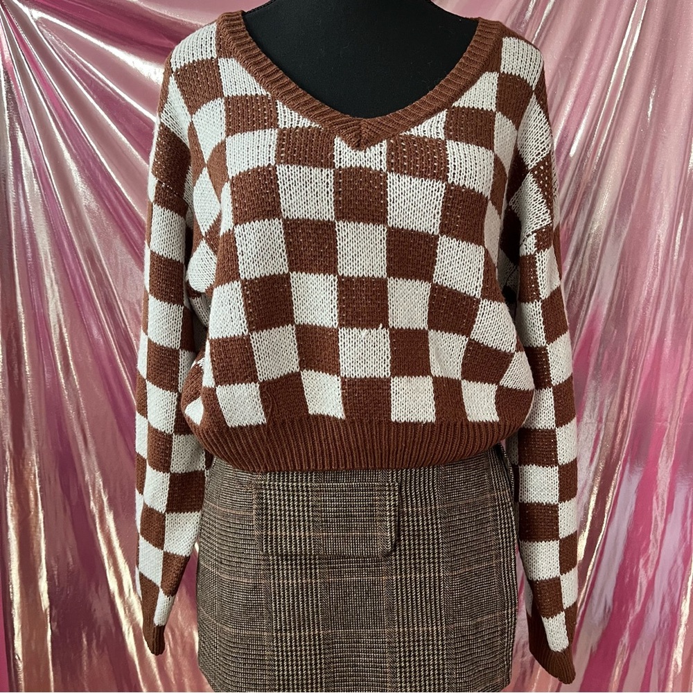Aster brown and white checkered cropped knitted sweater with v-neckline